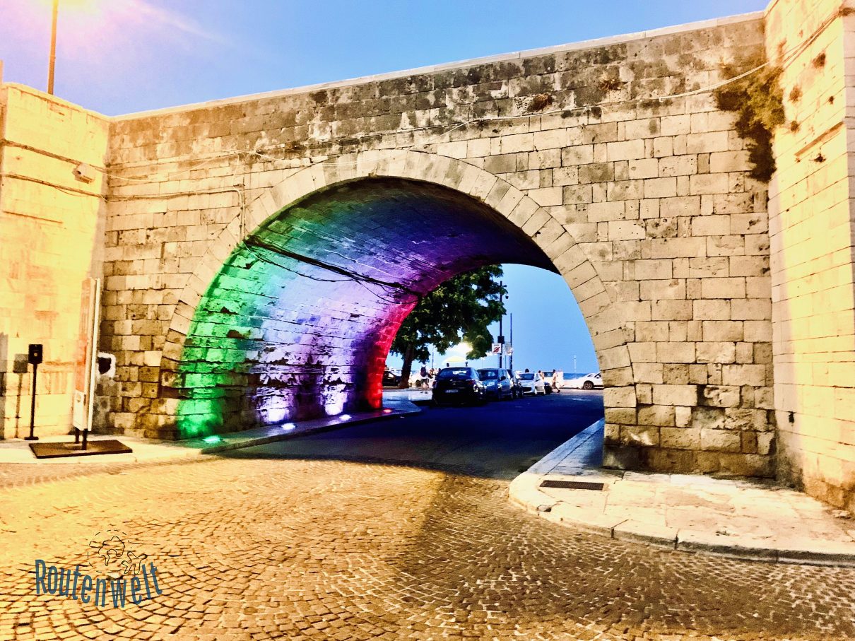 Sehenswürdigkeiten in Bari: Brücke der Via Venezia