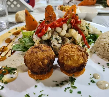 Marokkanisches Gericht auf einem Teller, serviert im Restaurant Dar Zaki in Rabat.